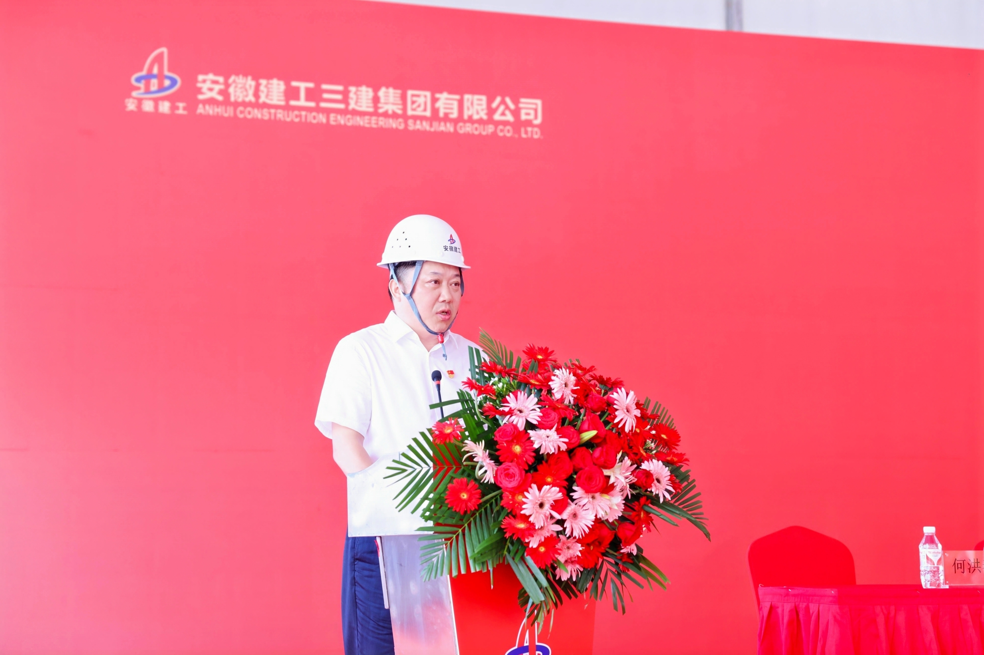3华体会平台app党委书记、董事长何洪春.JPG